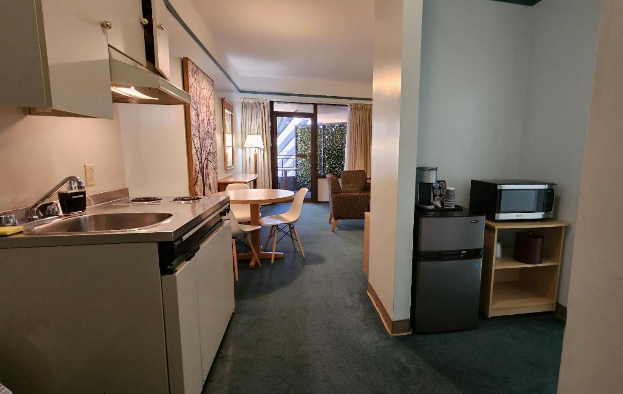 The Cedars Inn Hotel & Convention Centre 깁슨스 외부 사진