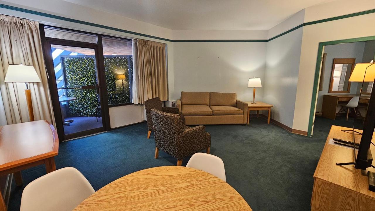 The Cedars Inn Hotel & Convention Centre 깁슨스 외부 사진